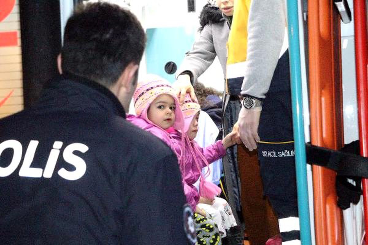 Ankara\'da, yangında 6\'sı çocuk 12 kişi dumandan etkilendi