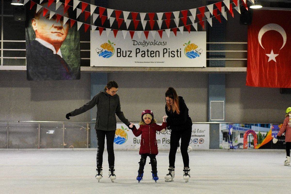 Antalya\'nın çocukları buzda kaymayı öğreniyor