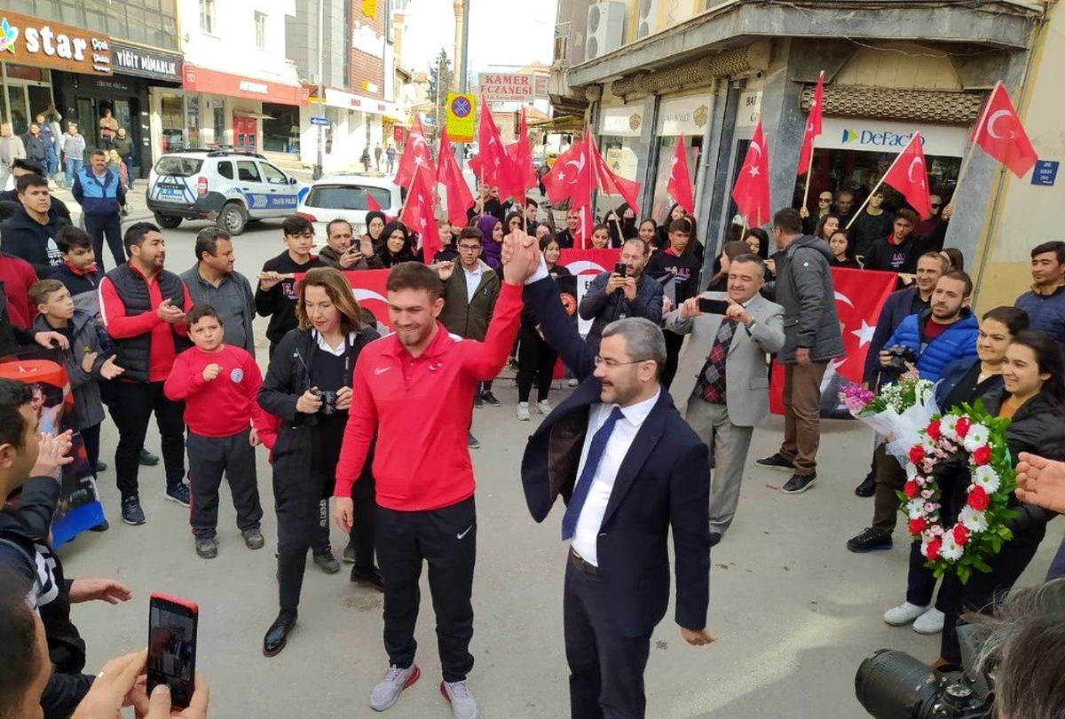 Avrupa şampiyonu Süleyman Karadeniz coşkuyla karşılandı