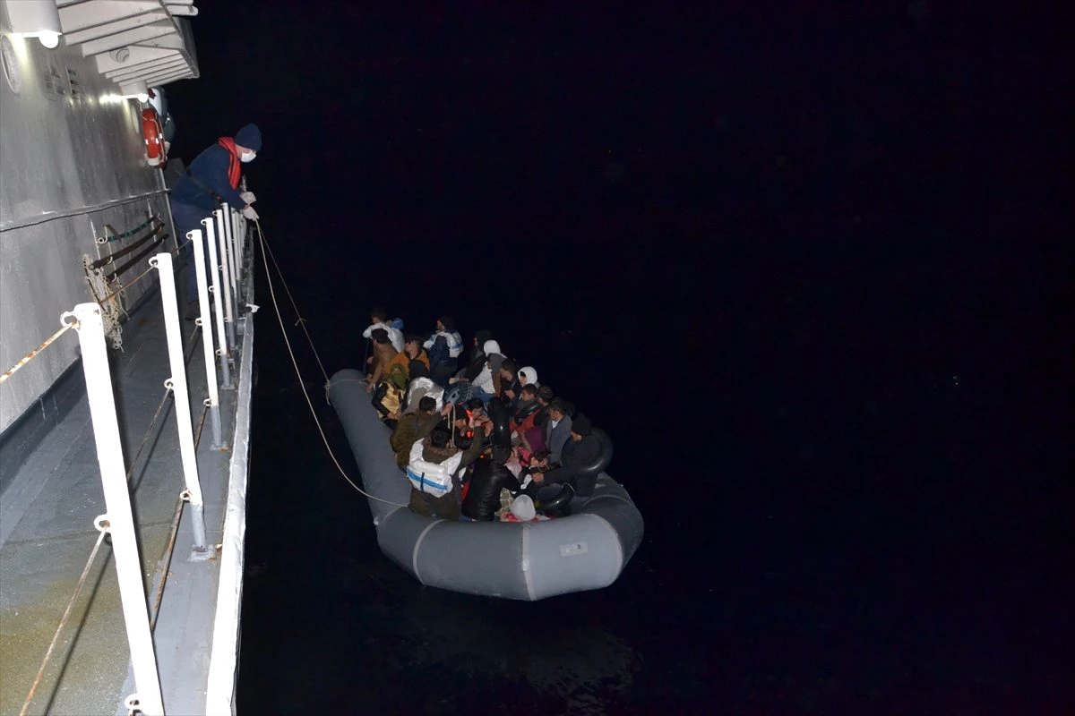 Ayvacık açıklarında su alan bottaki 42 düzensiz göçmeni sahil güvenlik kurtardı