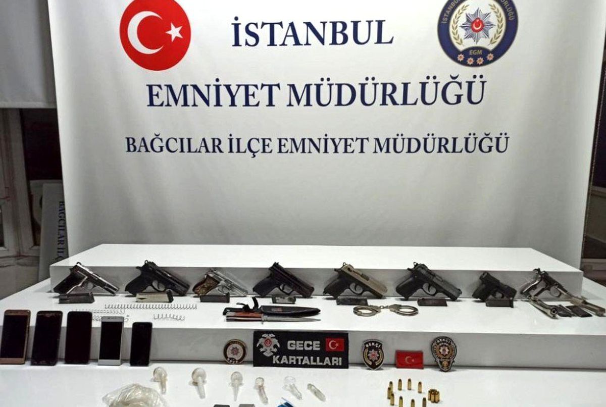 Bağcılar\'da silah ve uyuşturucu ticareti yapılan eve baskın: 2 gözaltı