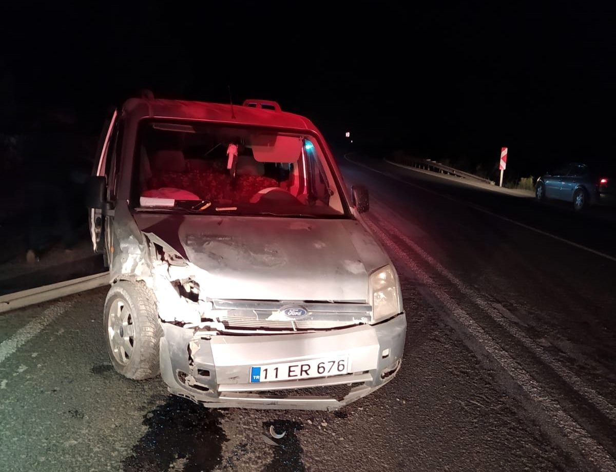 Bilecik\'te otomobil ile hafif ticari araç çarpıştı: 3 yaralı