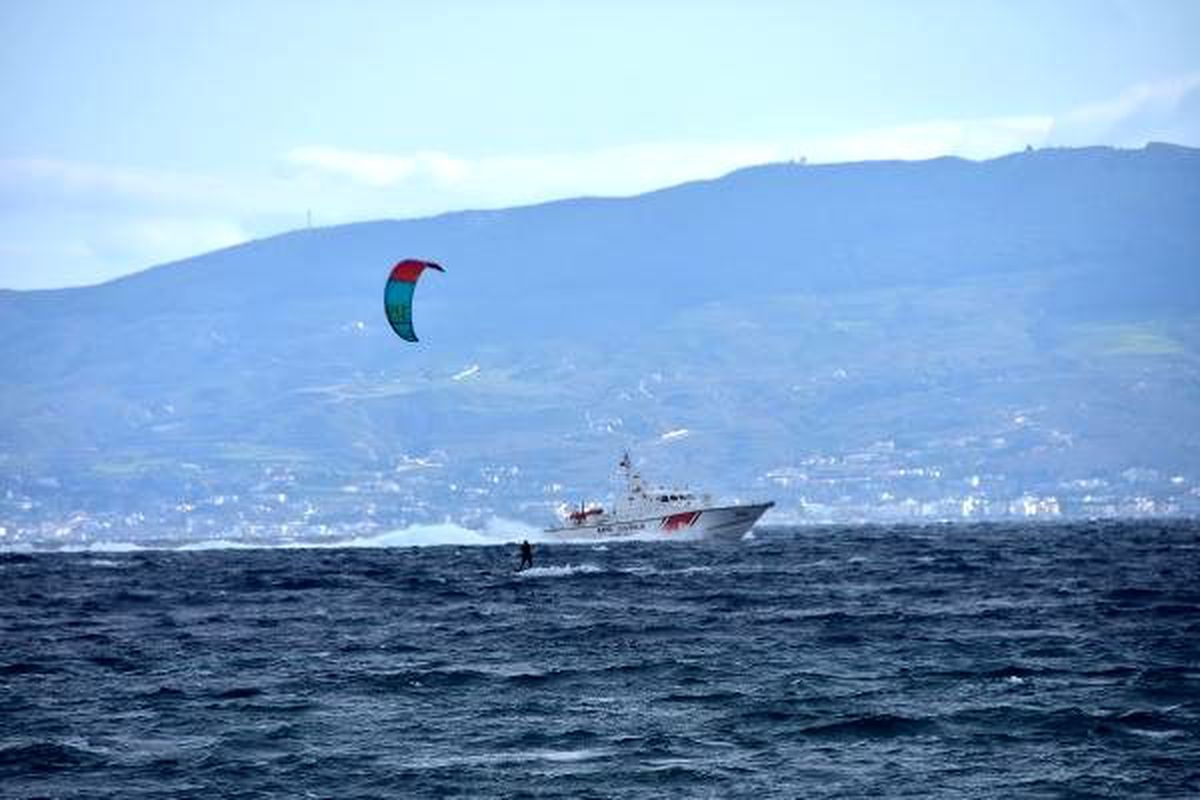 Bodrum\'da bir yanda sörf ve diğer yanda göçmen devriyesi