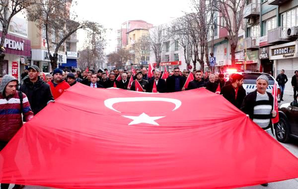 Burdurlular şehitler için dua edip, bayraklarla yürüdü