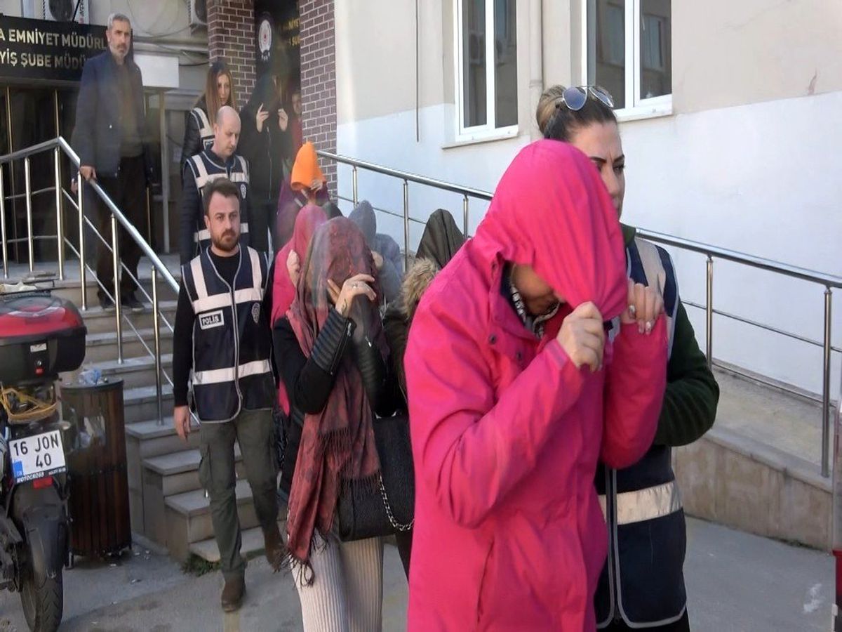 Bursa\'da fuhuş operasyonu... Oyuncak ayının içerisine gizlenmiş para ve silah bulundu