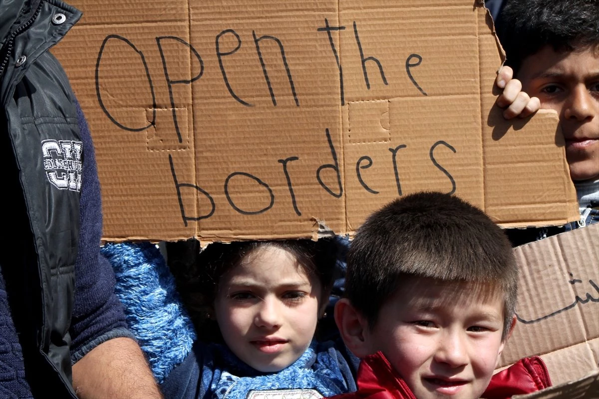 Edirne\'de göçmen çocuklardan "sınırları açın" çağrısı