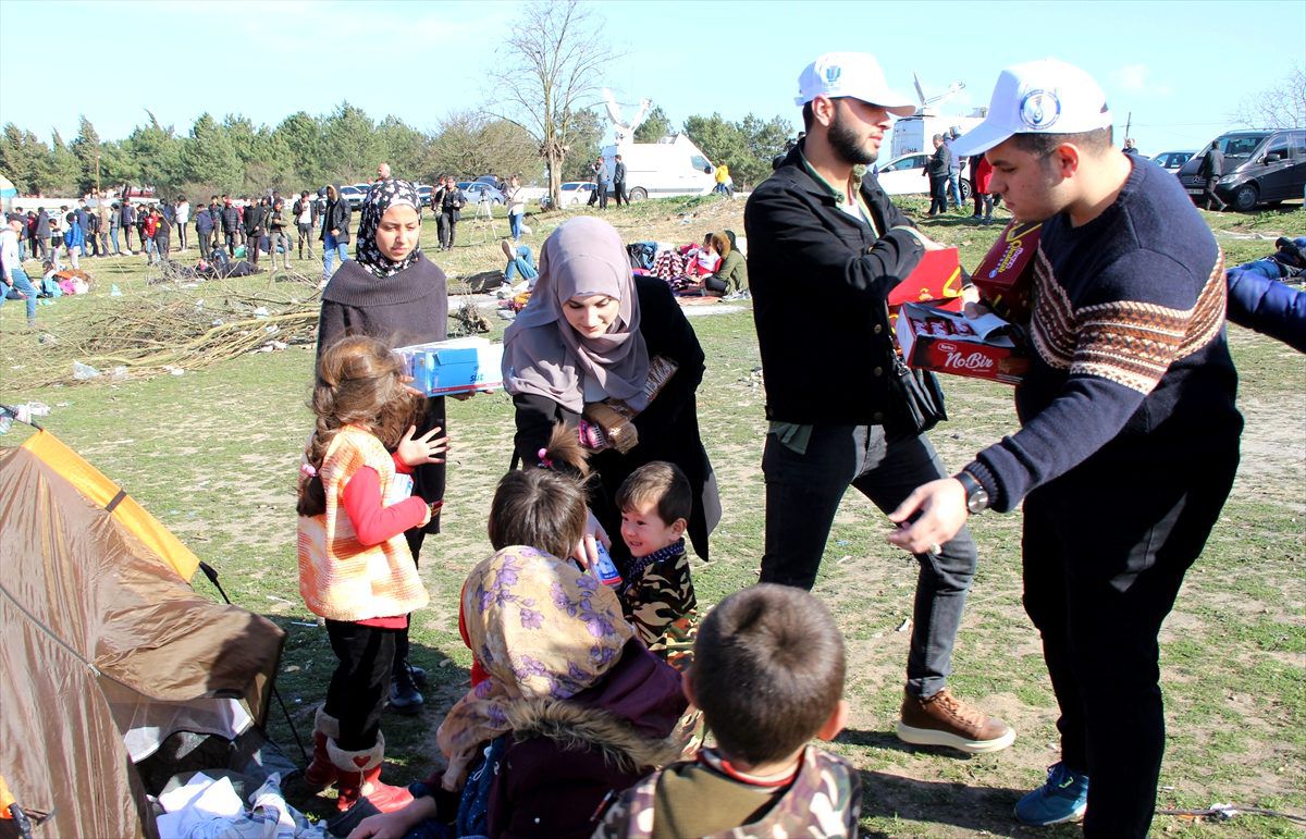 Edirne\'de uluslararası öğrencilerden sınırdaki düzensiz göçmenlere yardım