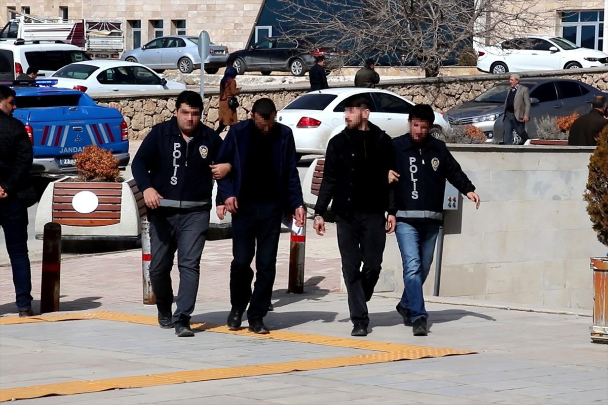 Elazığ\'da birini bıçakladığı 2 kadını gasbeden zanlı tutuklandı