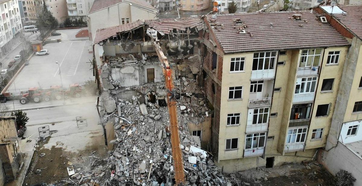 Elazığ\'da depremin ardından ağır hasar alan bin 159 yapı yıkıldı