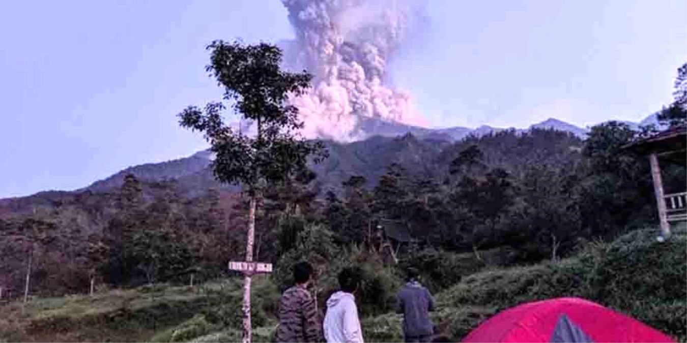 Endonezya\'da Merapi Yanardağı\'nda patlama