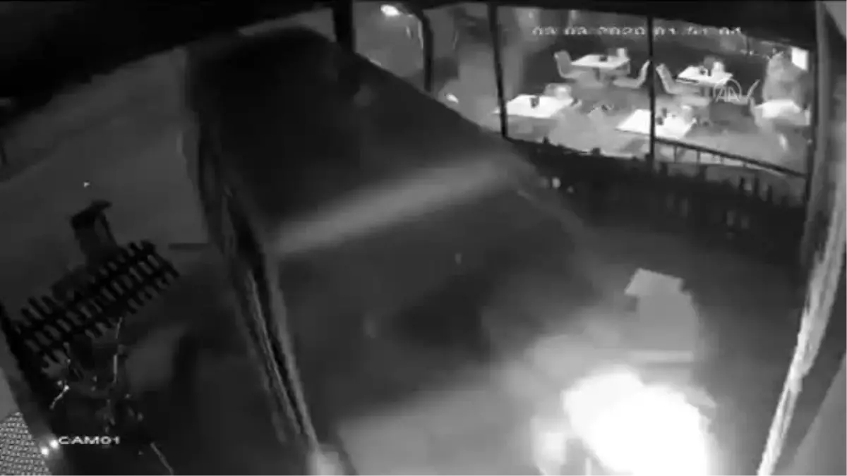 Freni boşalan minibüs iş yerine girdi