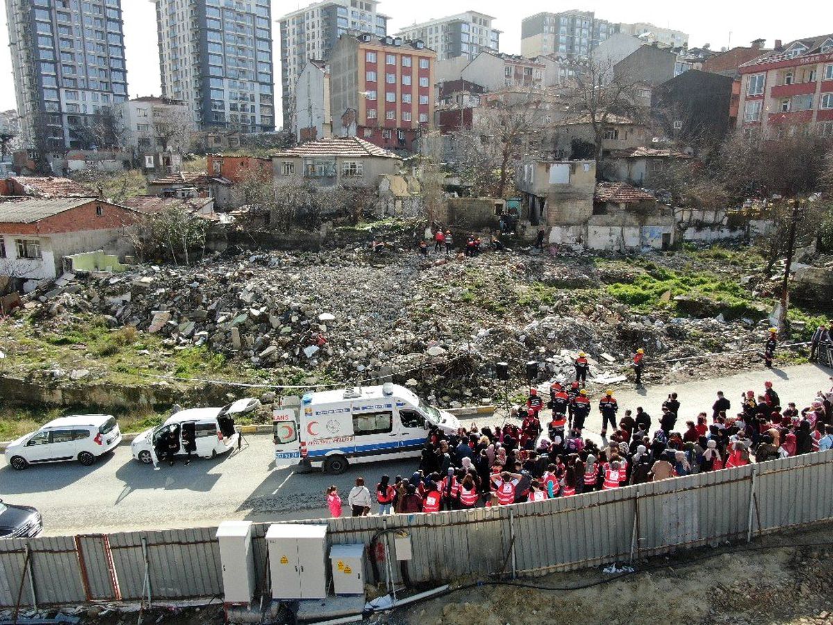Gaziosmanpaşa\'da deprem tatbikatı gerçeği aratmadı