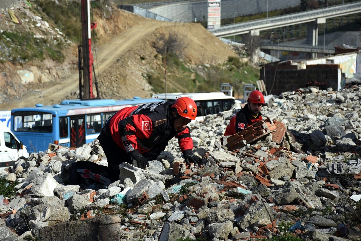 Gaziosmanpaşa\'da yapılan deprem tatbikatı gerçeğini aratmadı