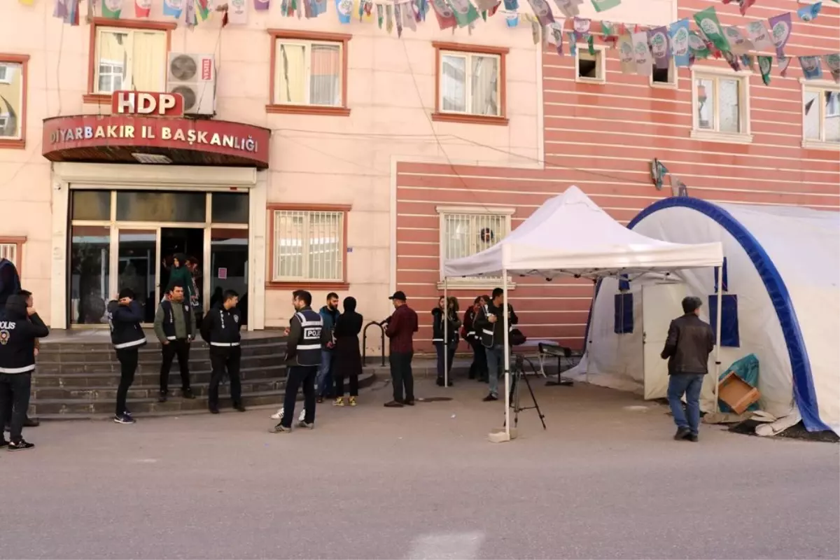 HDP önündeki evlat nöbetine bir aile daha katıldı