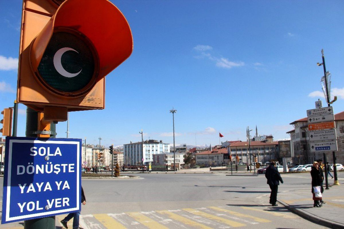 \'Hilal\' şeklini alan trafik lambaları sürücülerin ve yayaların dikkatini çekti