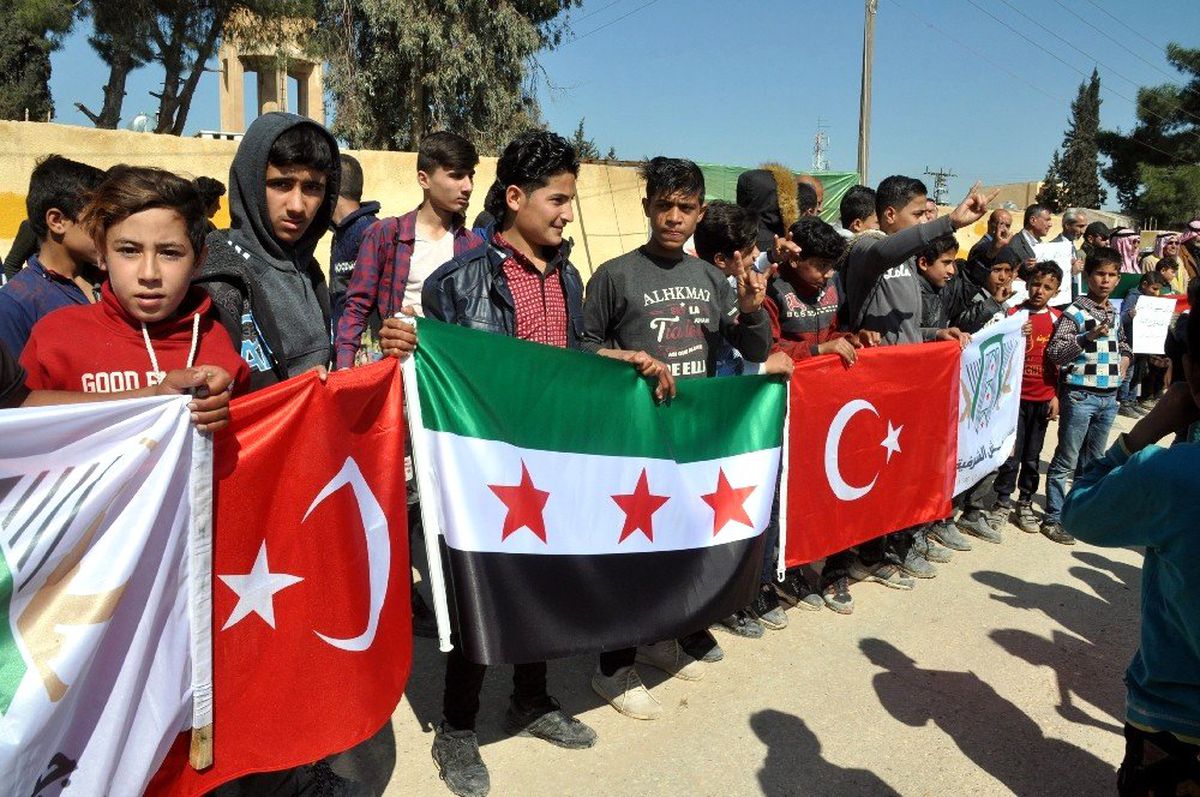 İdlib şehitleri için Suriye\'de miting düzenlendi
