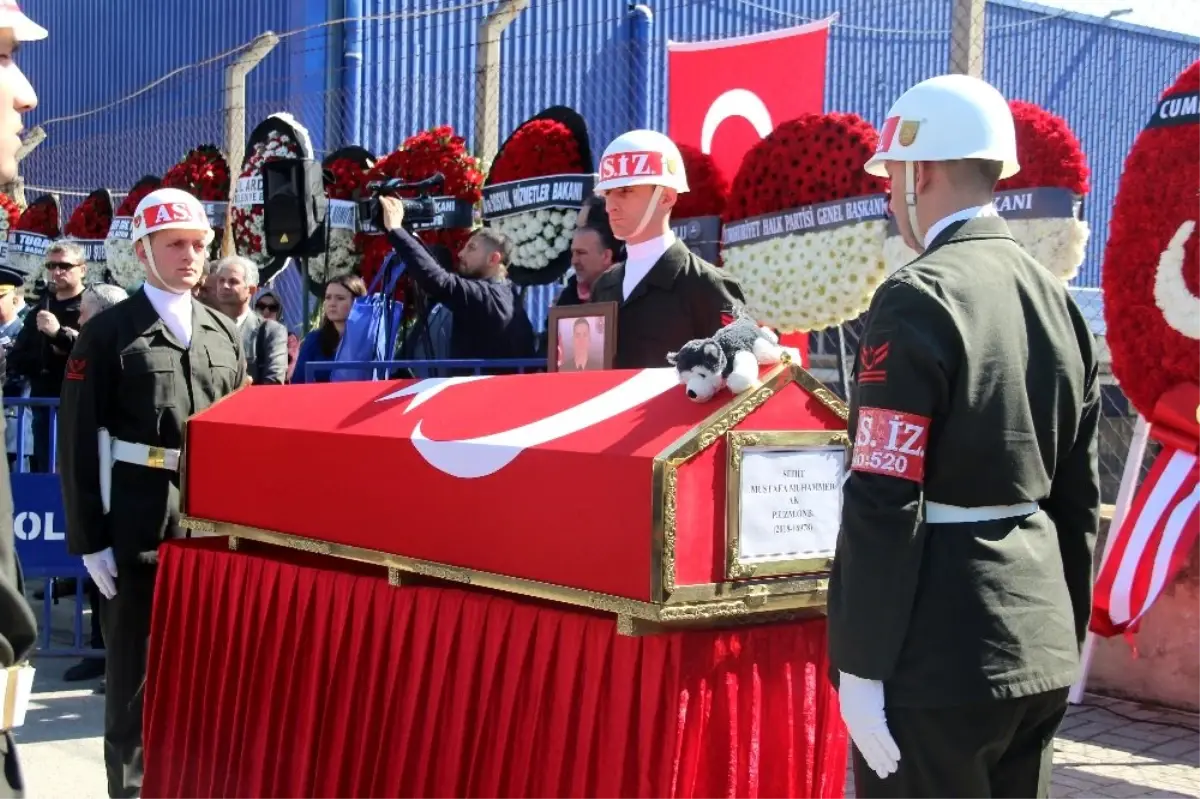 İzmir şehidini uğurladı: 10 yaşındaki çocuktan duygulandıran davranış