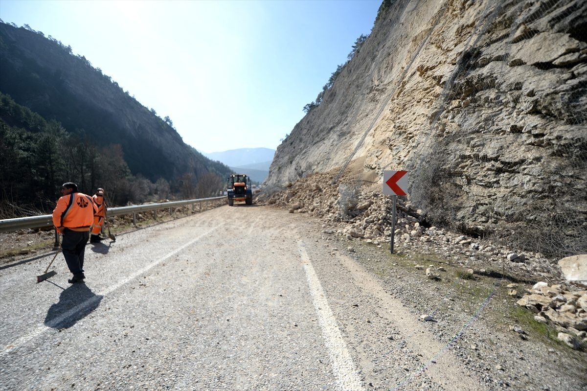 Karabük\'te heyelan kara yolunu kapattı