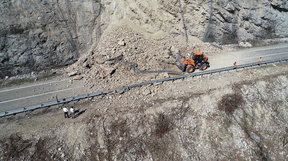Karabük- Zonguldak kara yolunda yolunda heyelan