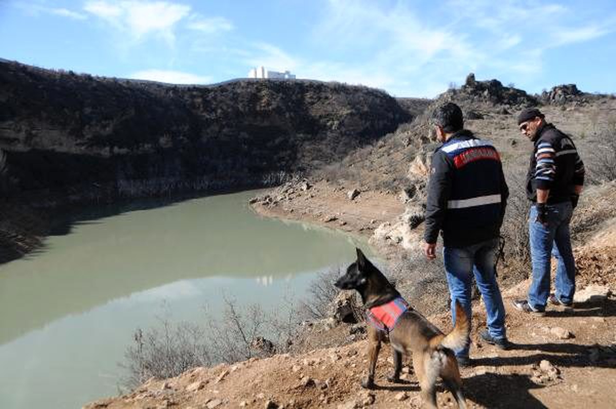 Kayıp Gülistan için baraj gölü kıyısında dedektör köpeklerle arama