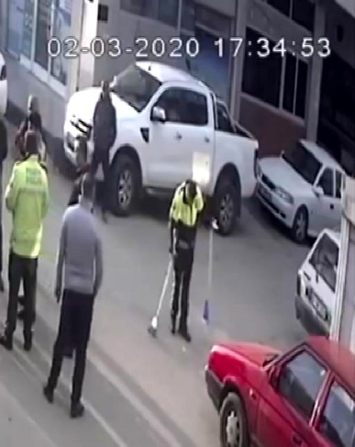 Kaza bölgesine giden trafik polisi önce tutanak tuttu, sonra yolu süpürdü