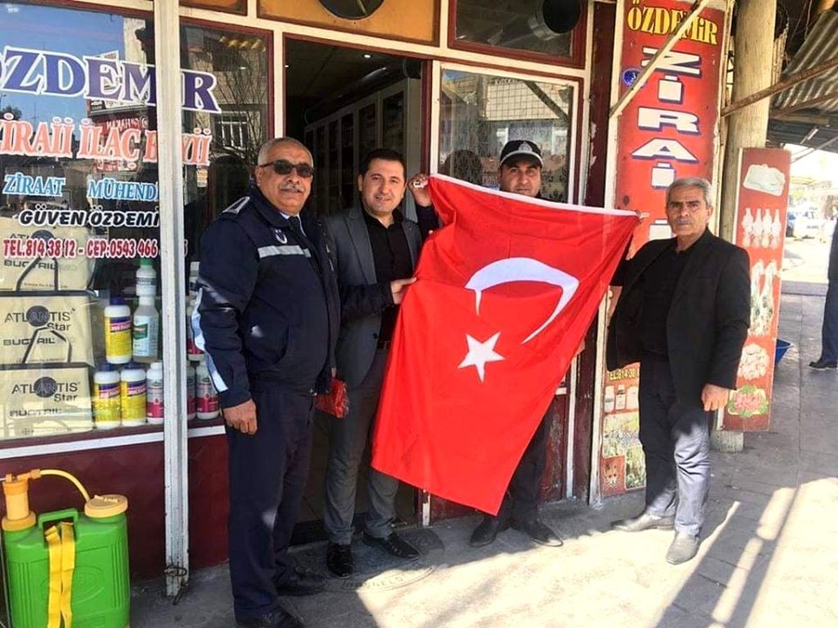 Kilis\'te esnafa Türk Bayrağı dağıtılıyor