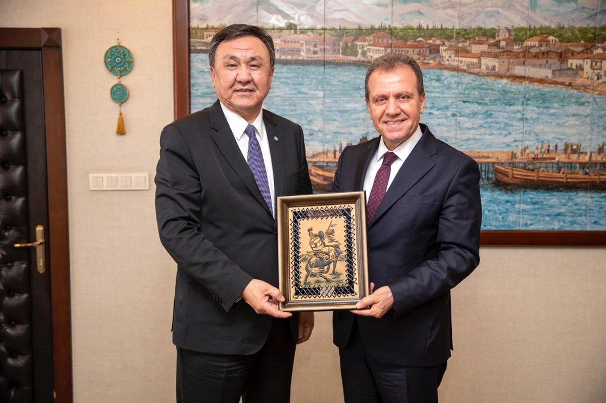 Kırgız Cumhuriyeti Büyükelçisi Ömüraliyev, Başkan Seçer\'le bir araya geldi