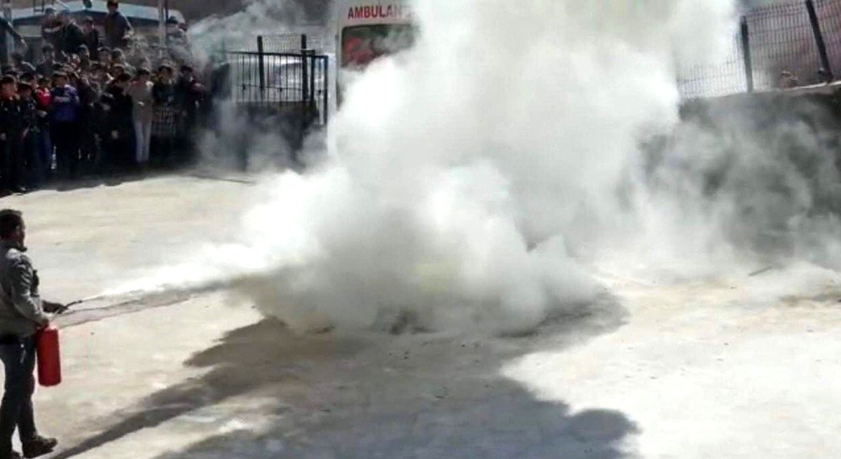 Köy okulu öğrencileri için deprem ve yangın tatbikatı yapıldı