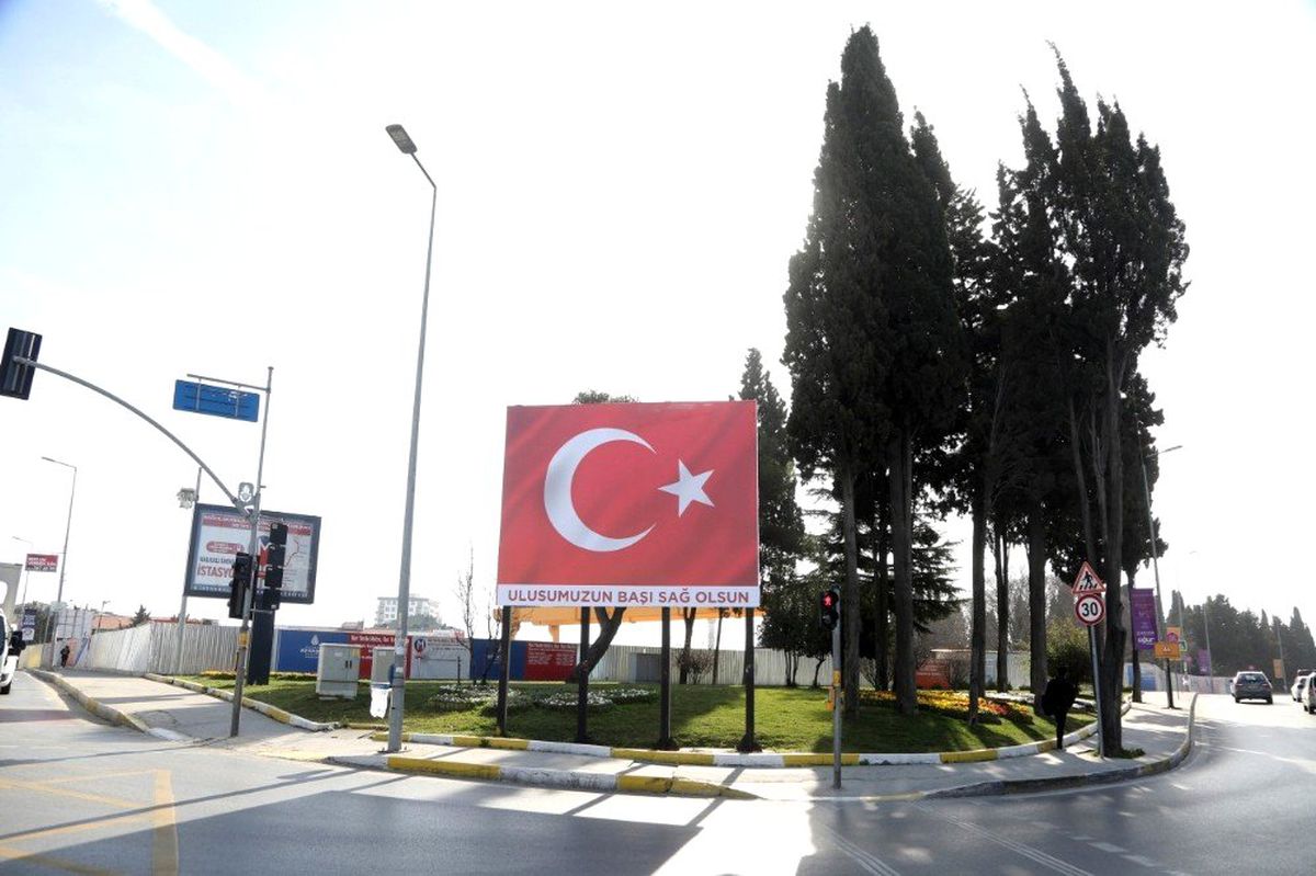 Küçükçekmece al bayrağa büründü