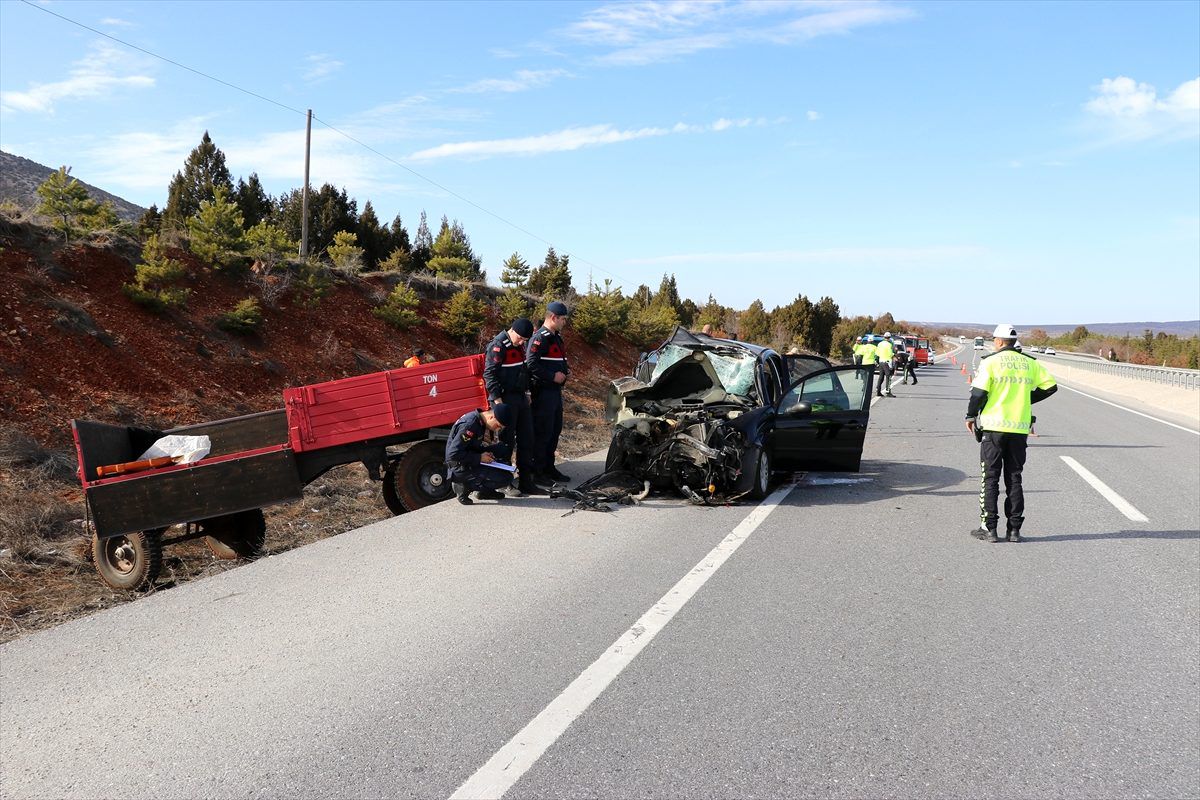 Kütahya\'da traktörle çarpışan otomobilin sürücüsü yaralandı eşi öldü