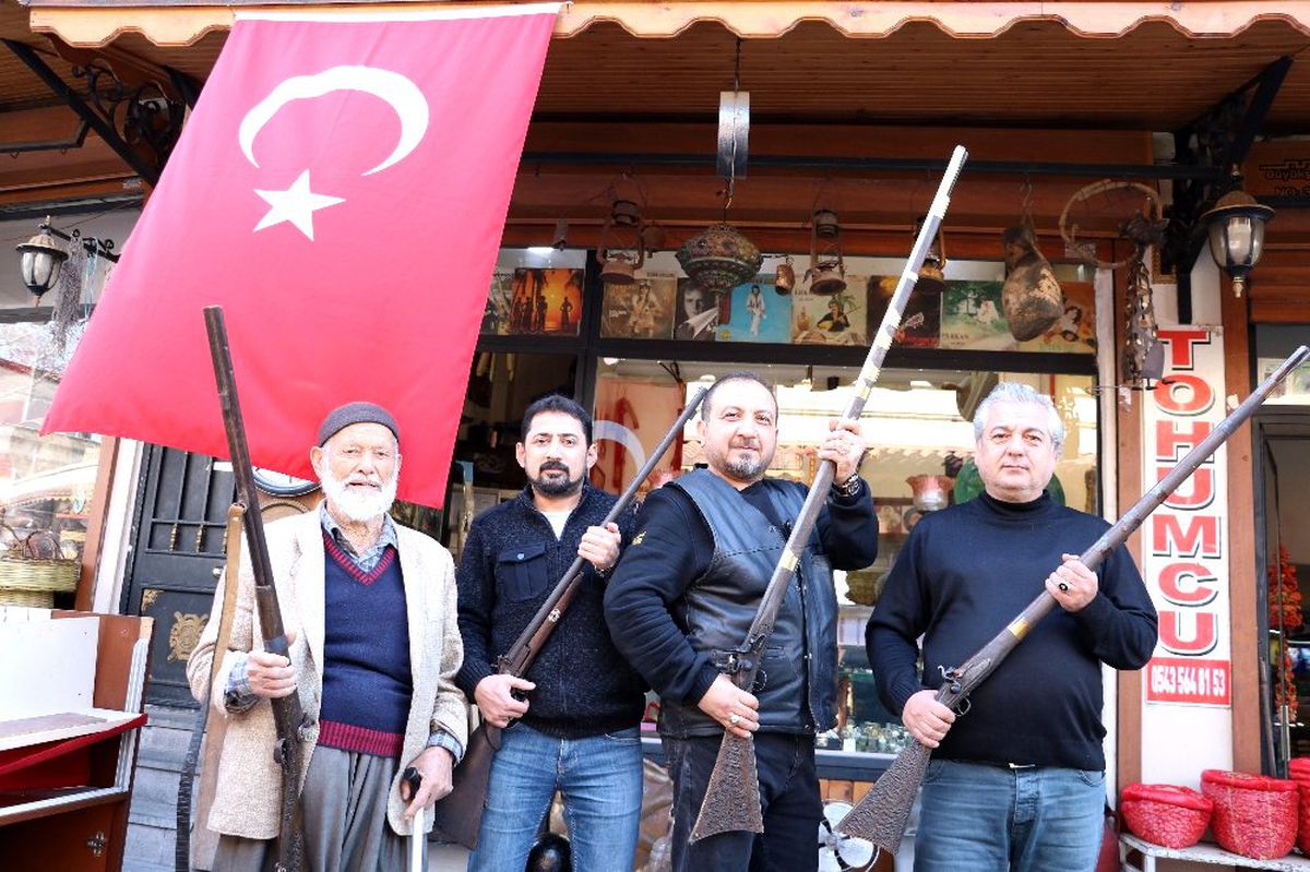 Mehmetçik\'e antika silahlarla destek