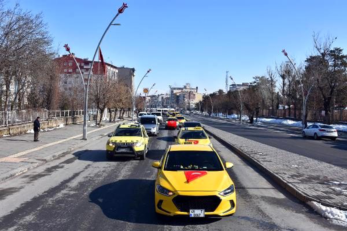 Minibüs ve taksilerle ay yıldız yapıp, Bahar Kalkanı Harekatına destek verdiler