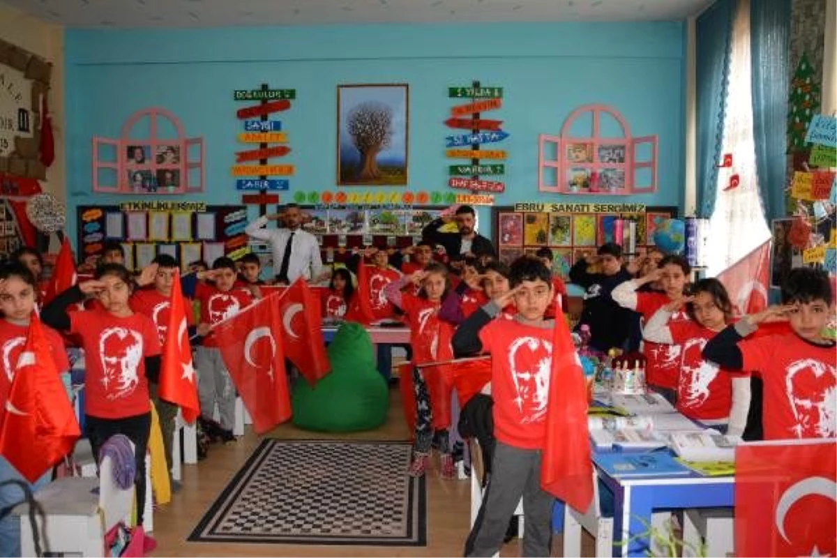 Minik öğrencilerden Mehmetçiğe bayrak ve selamlı destek