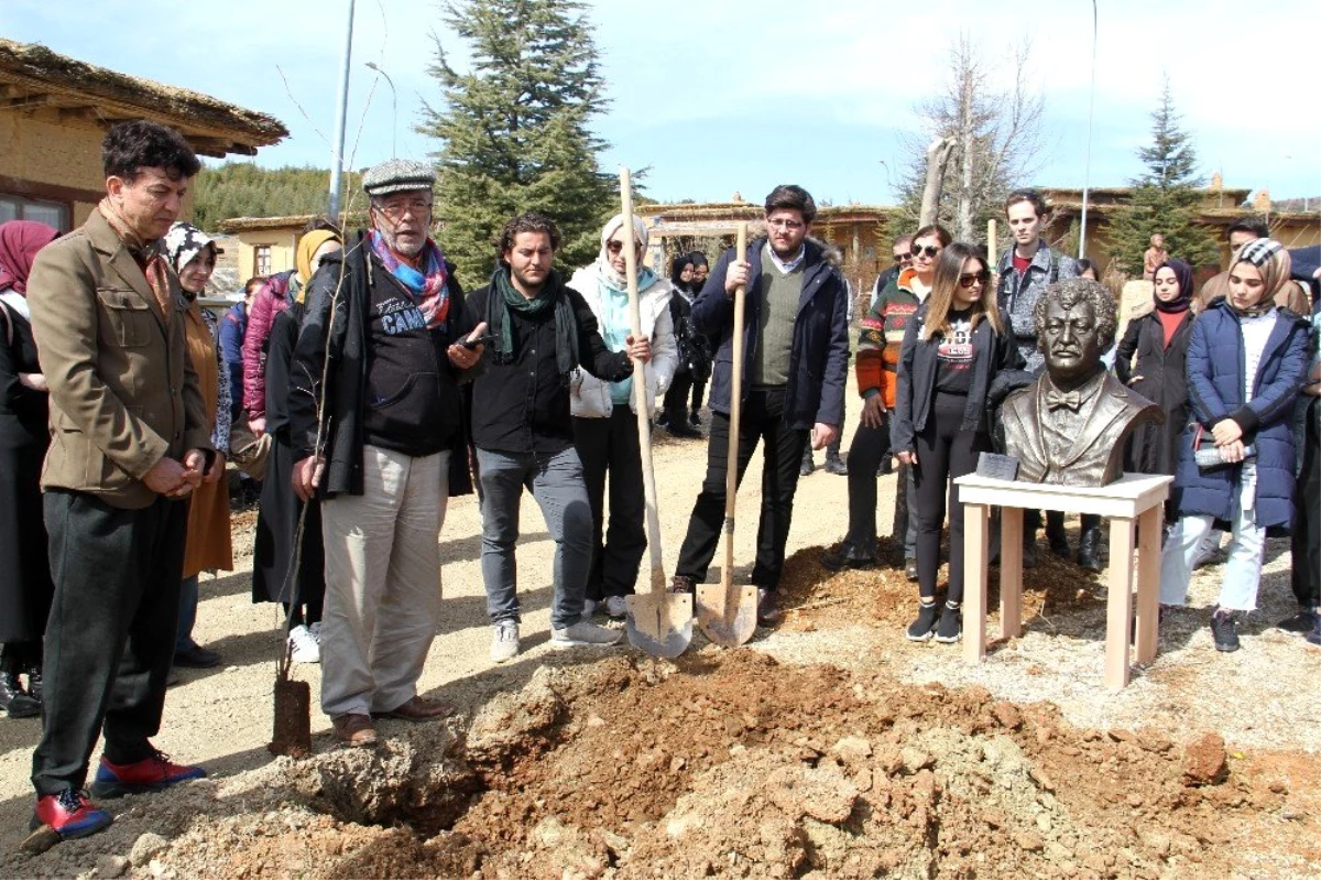 Müslüm Gürses\'in ismi Şükran Köyü\'nde dikilen çınar ve büstüyle yaşatılacak