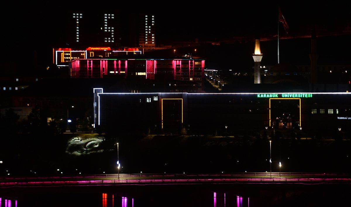 Öğrenciler yurt ışıkları ile "TSK" ve "bir ölür bin diriliriz" yazdı