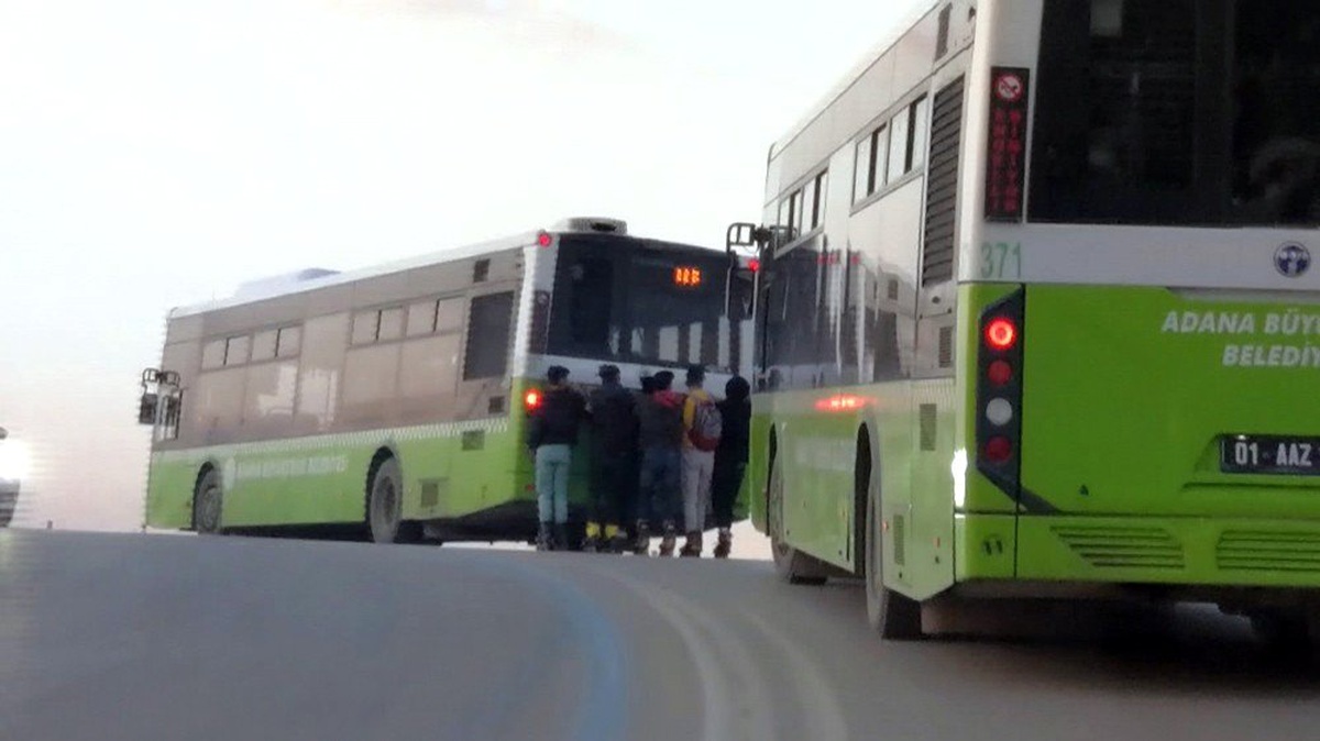 Öğrencilerin 3 kilometre tehlikeli yolculuğu