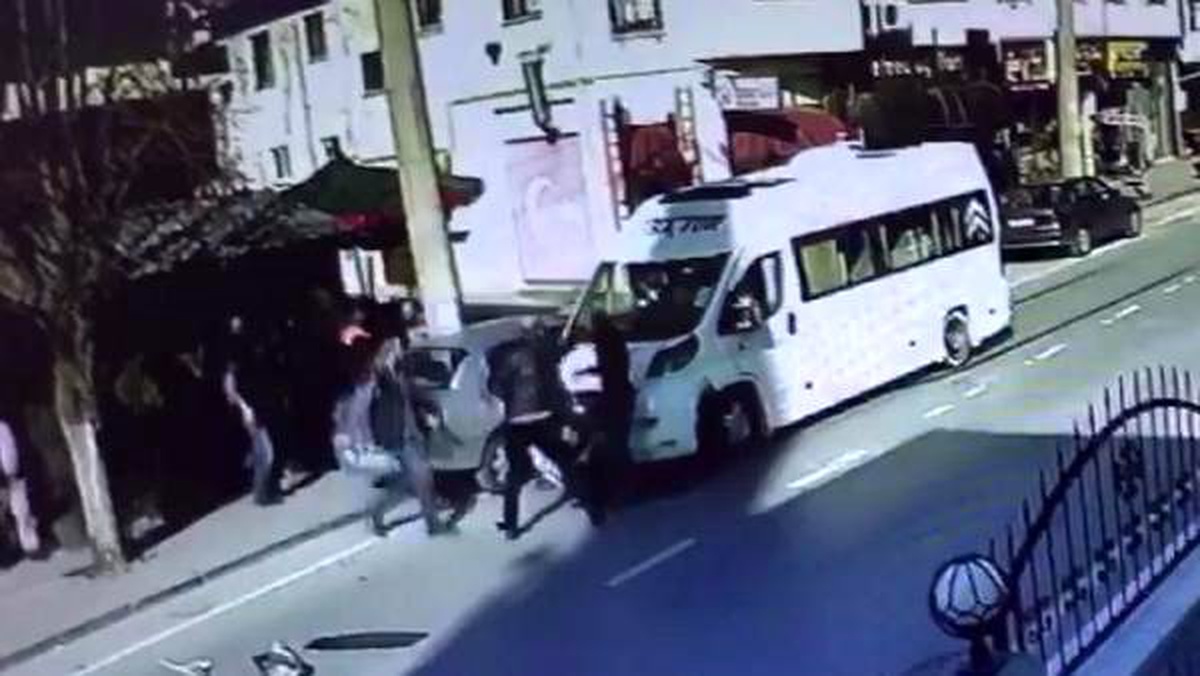 Okul servisiyle otomobil çarpıştı: 6 yaralı (2)