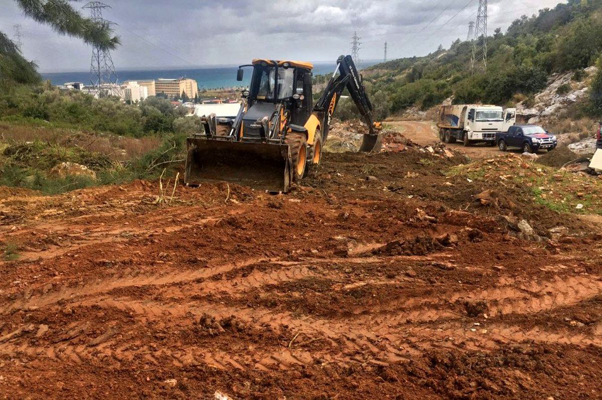 Ormanlık bölgede çöp ve moloz temizliği