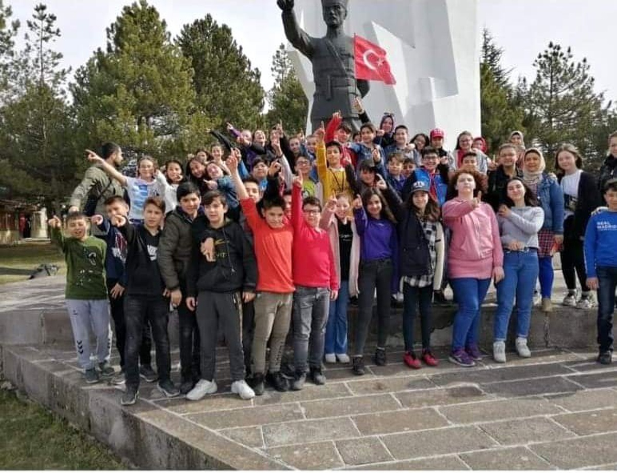 Ortaokul öğrencileri Dumlupınar Şehitliğini ziyaret etti