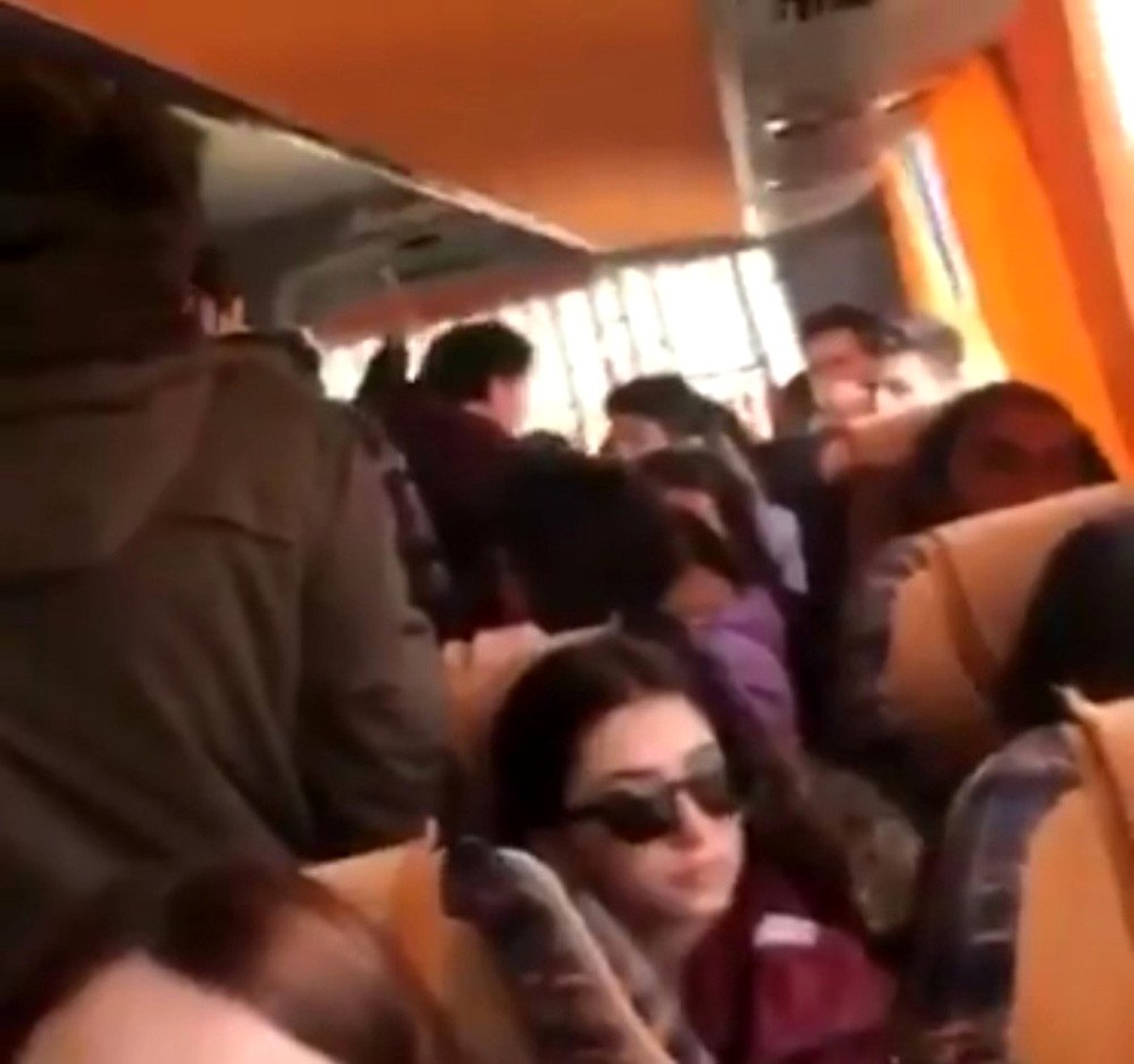 Otobüste öğrenciler ile görevlinin \'fazla ücret\' tartışması kamerada