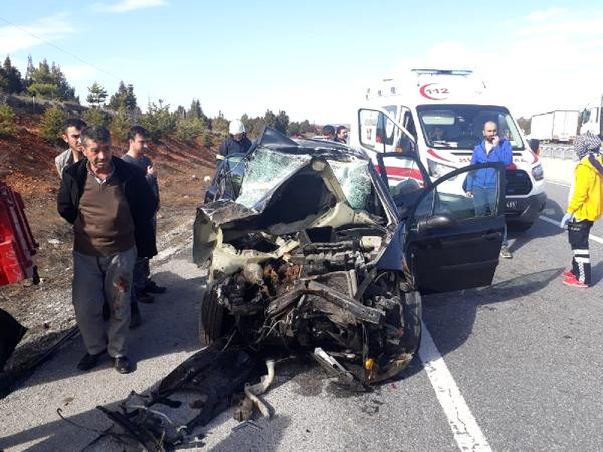 Otomobil, önünde giden traktöre çarptı: 1 ölü, 1 yaralı
