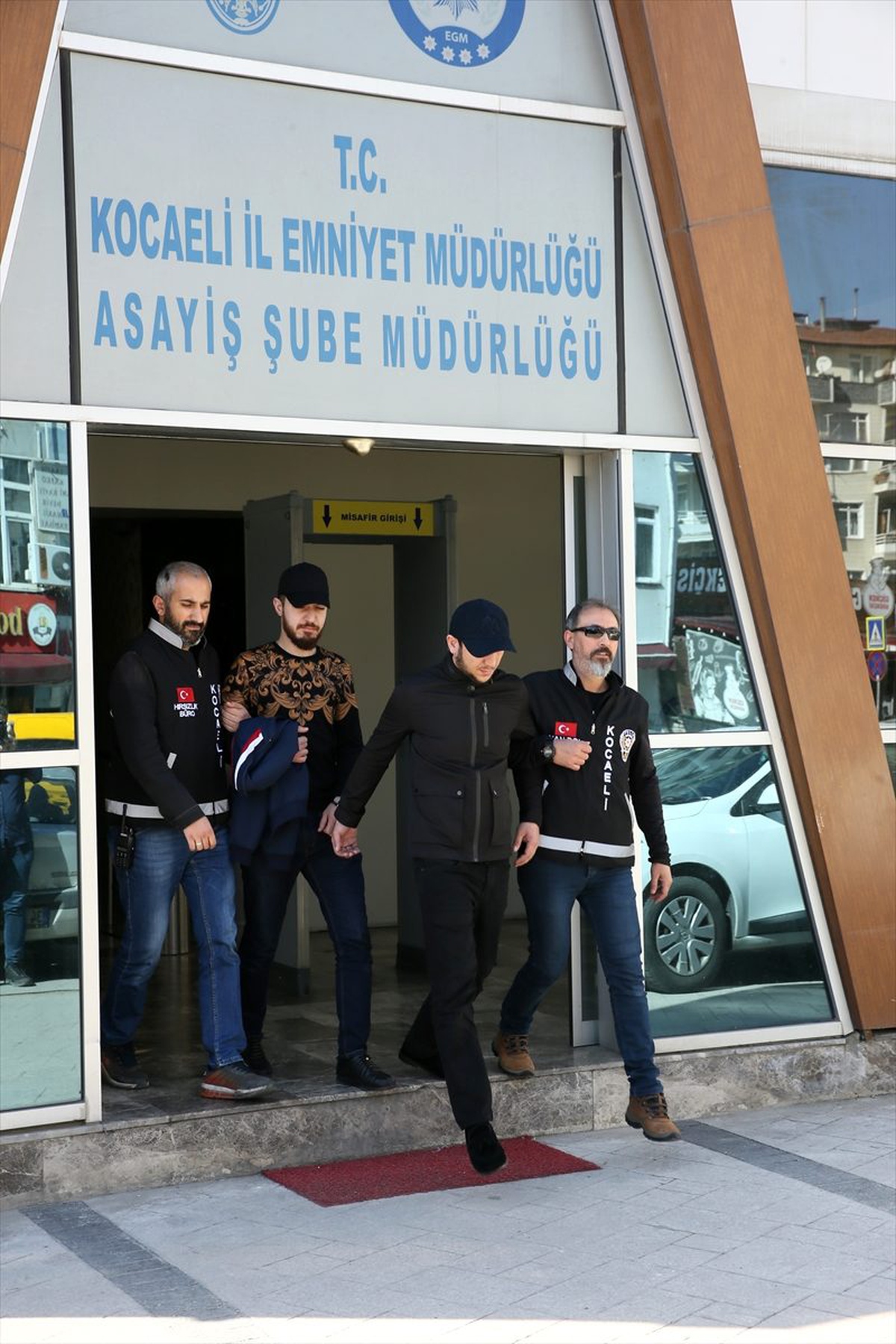 Özel düzenekli çantayla mağazadan hırsızlık yapan 6 kişi tutuklandı