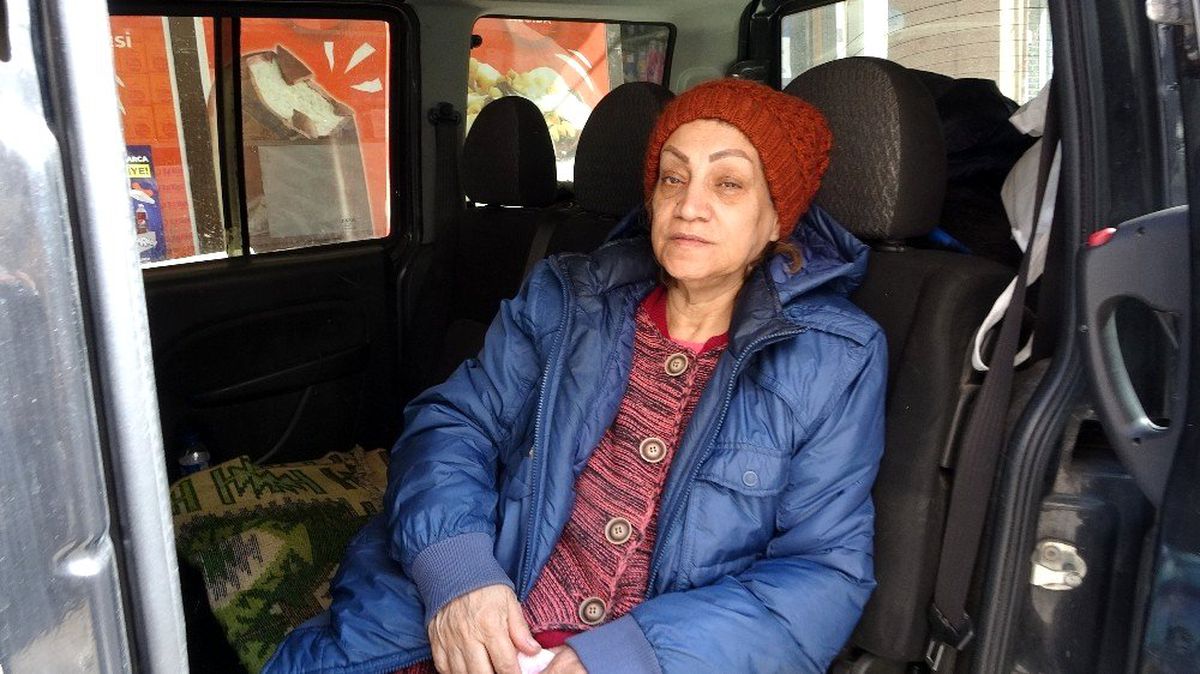 (Özel)Kağıthane\'deki yangında 4\'üncü kattan atlayarak kurtulan kadın o anları anlattı