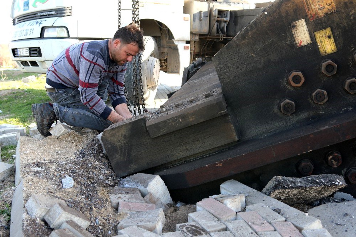 (Özel) Tırın dorsesindeki 25 ton ağırlığındaki makine yola düştü