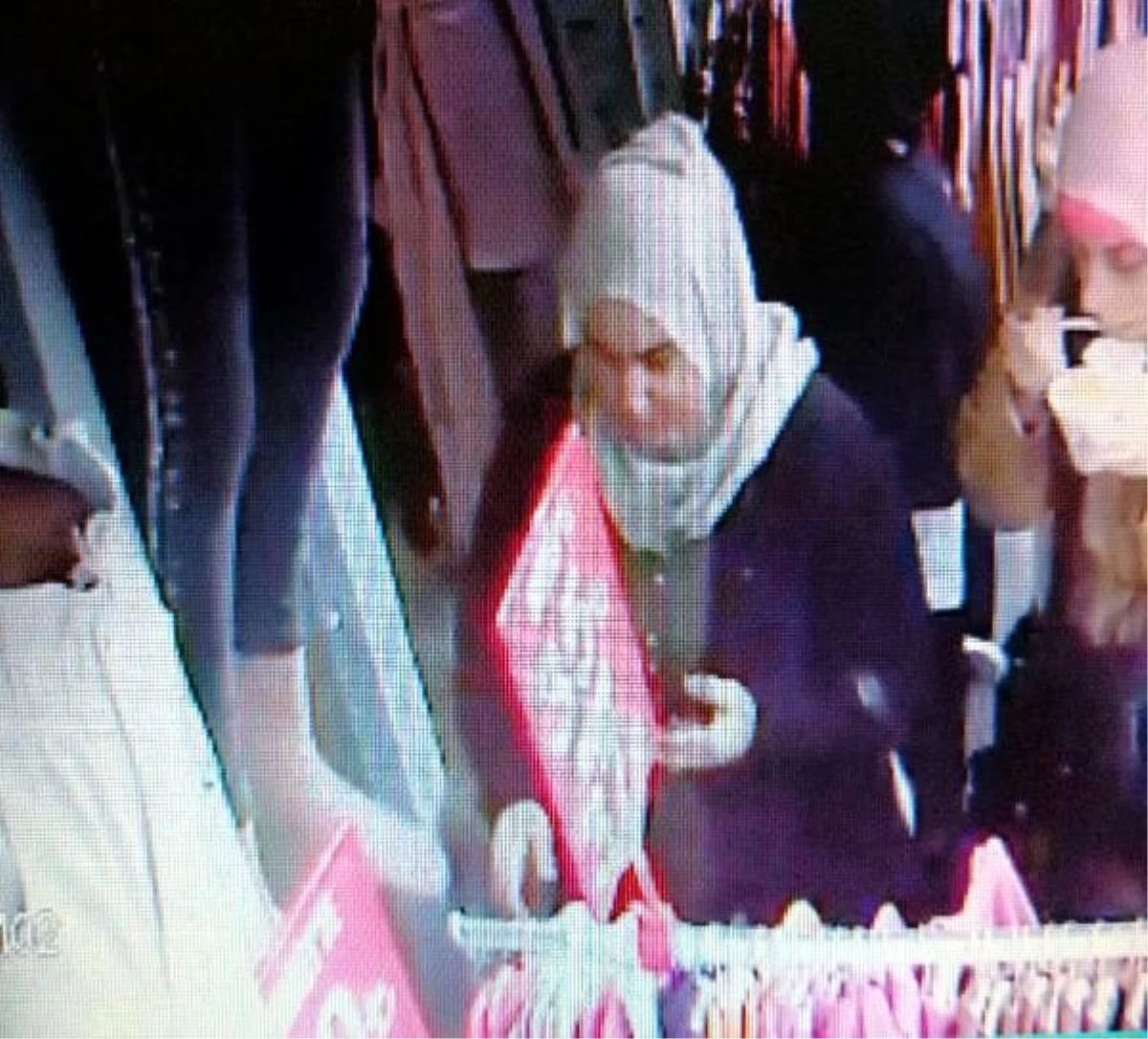"Perdeleme" yöntemi ile hırsızlık yapan yabancı uyruklu 4 kadın kamerada