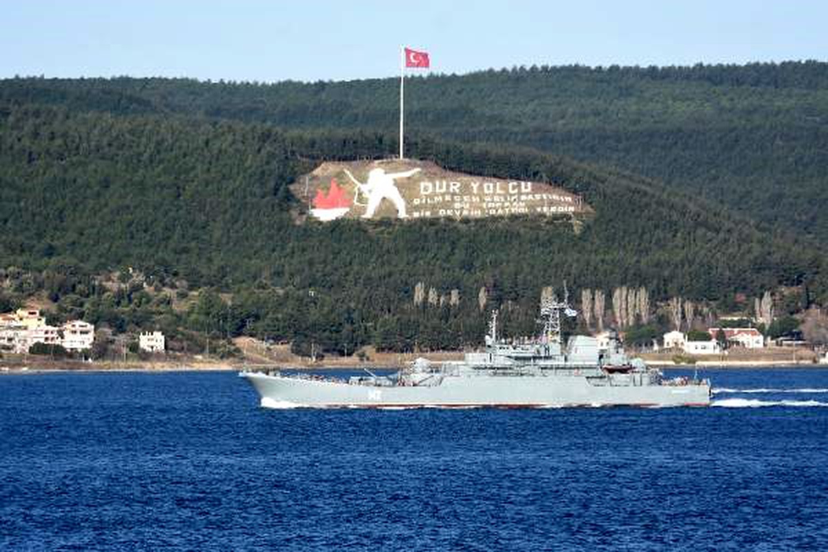 Rus savaş gemisi \'Novocherkassk\', Çanakkale Boğazı\'ndan geçti