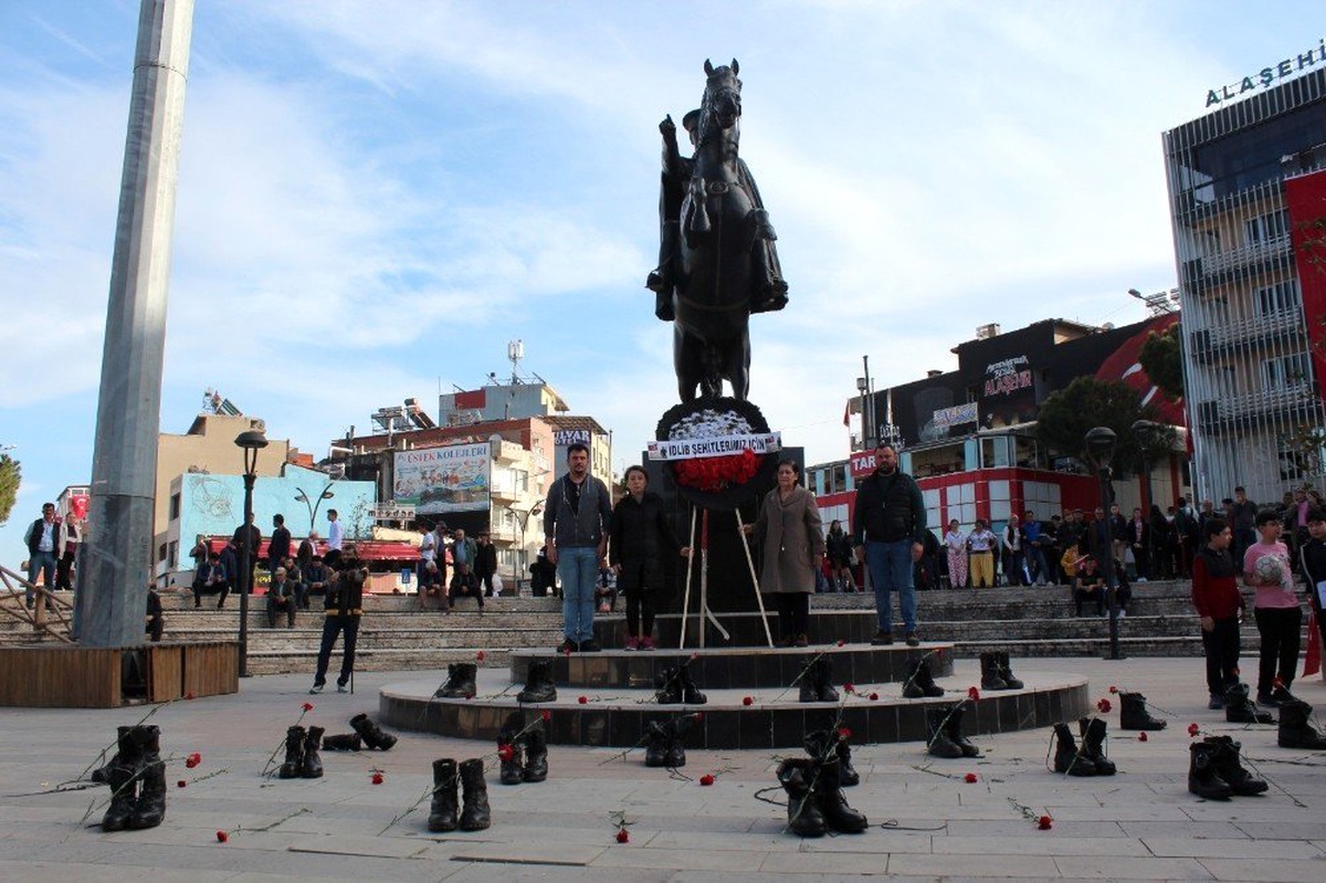 Şehitleri temsilen 33 bota karanfiller sunuldu
