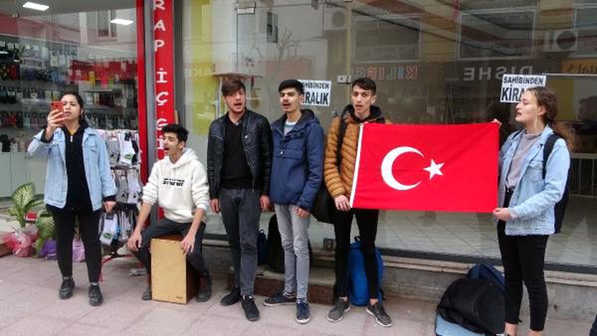 Sokak müzisyenleri, şehitleri andı