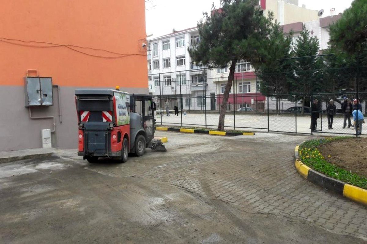 Süleymanpaşa Belediyesi okul bahçelerinin de temizliğini yapıyor