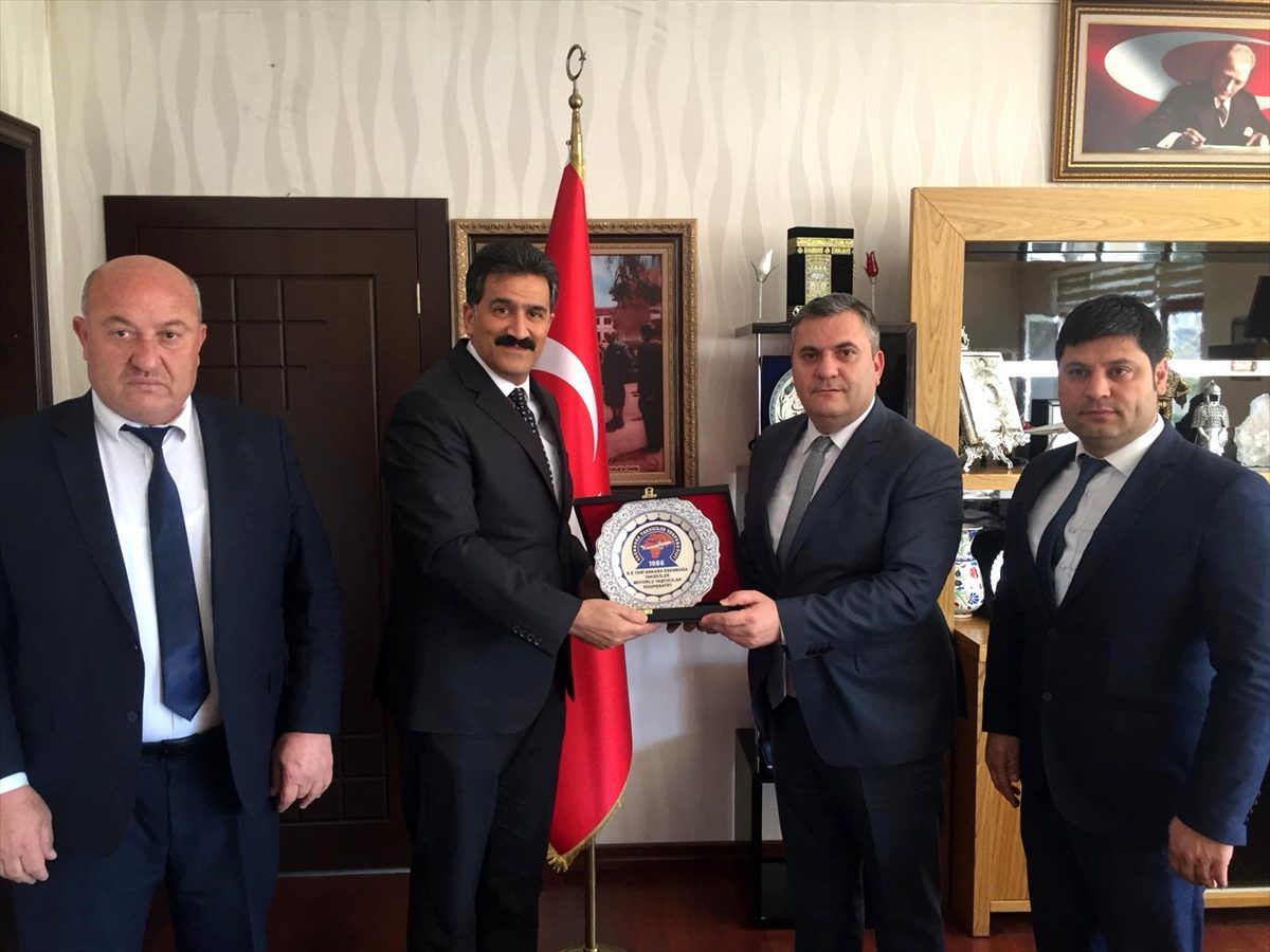 Taksicilerden Çubuk Belediye Başkanı Demirbaş\'a teşekkür plaketi